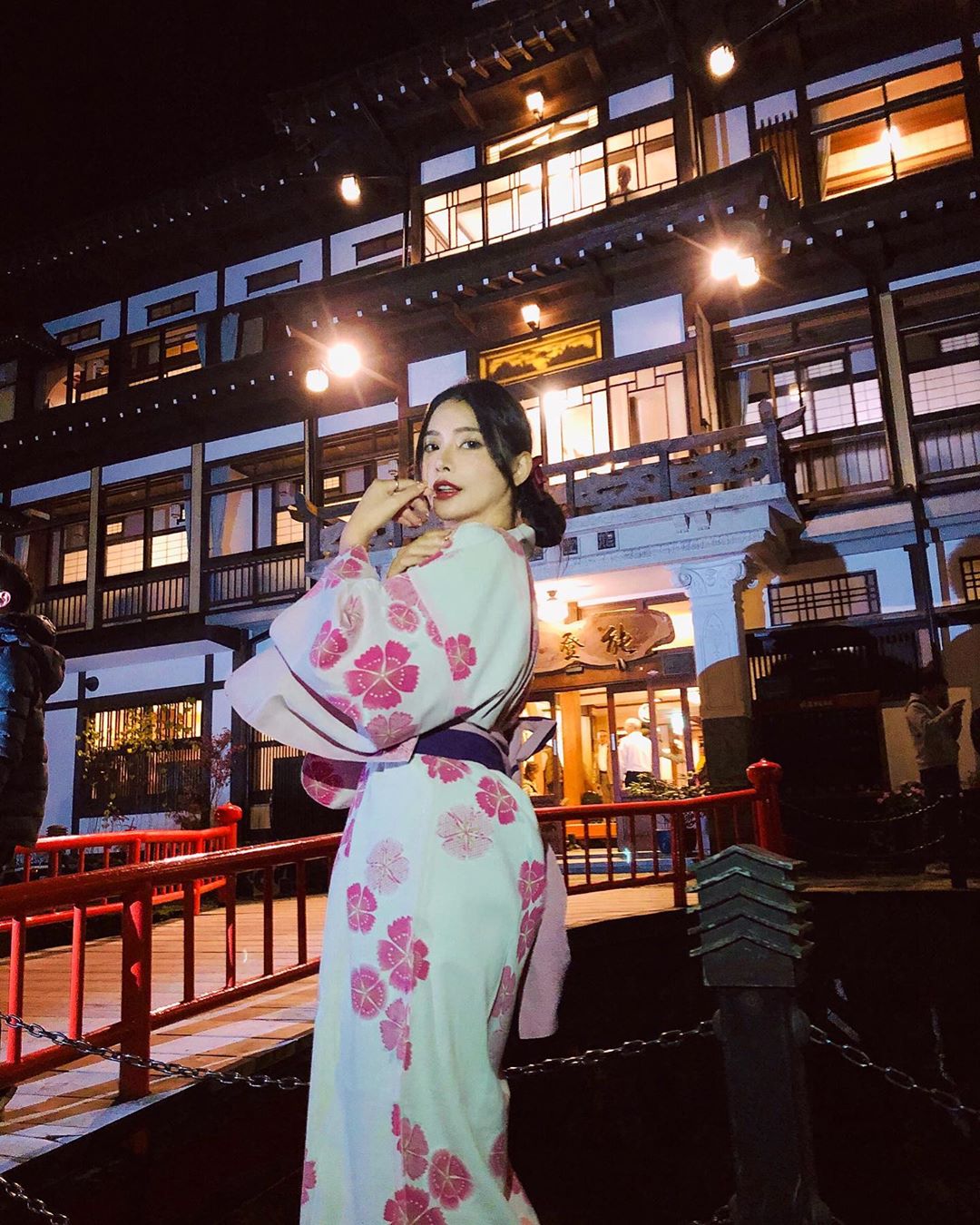 酥胸甜心「Iris霍萱」遊日本不忘曬奶！化身「巨乳版神隱少女」和服藏不住深邃八字奶溝