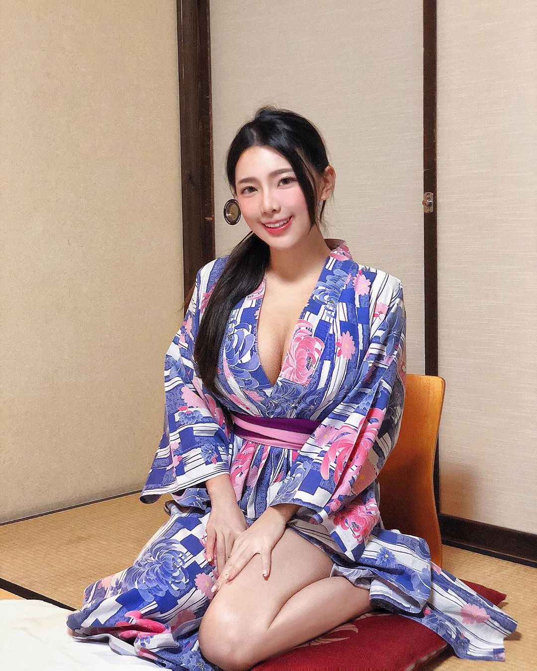 酥胸甜心「Iris霍萱」遊日本不忘曬奶！化身「巨乳版神隱少女」和服藏不住深邃八字奶溝
