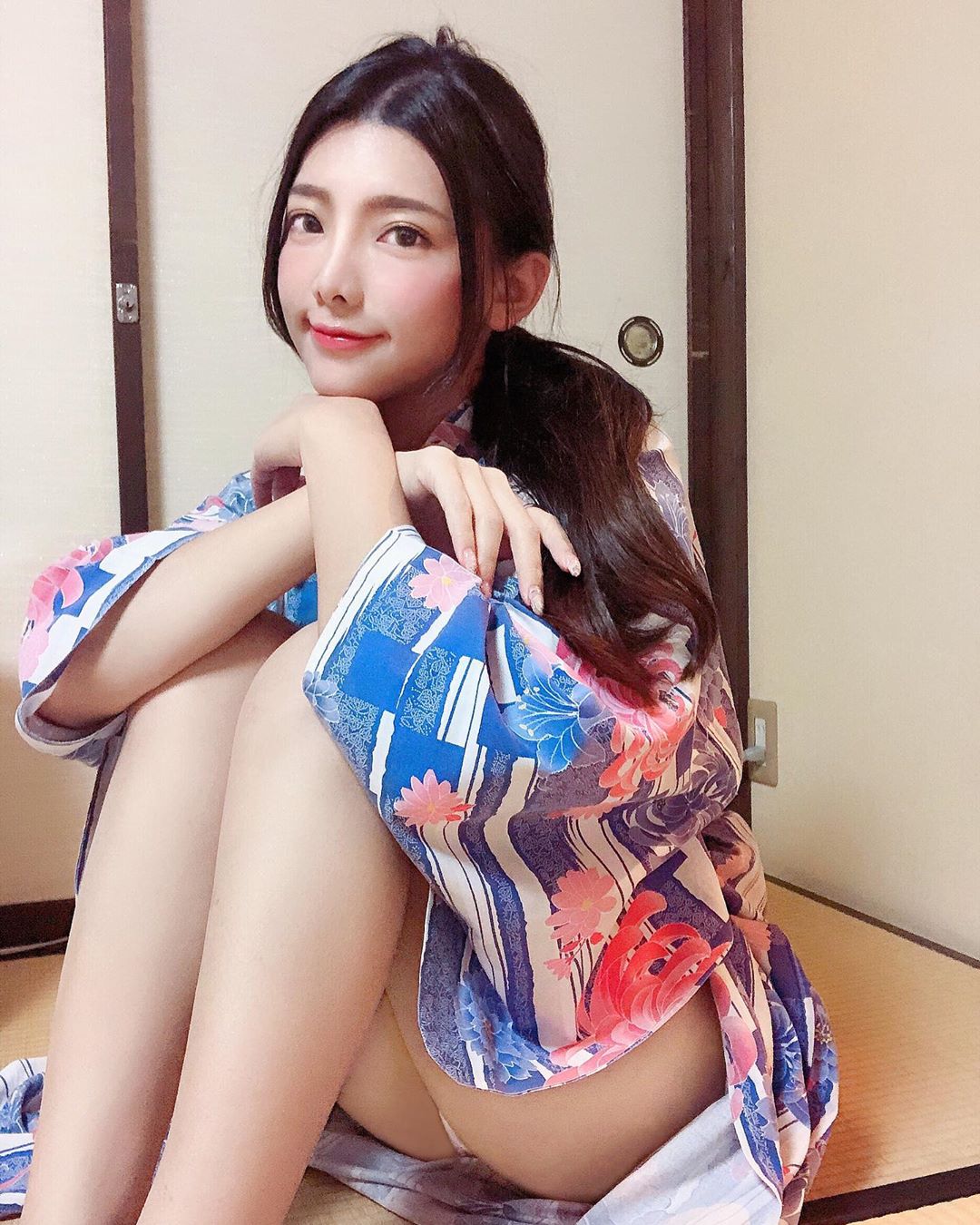 酥胸甜心「Iris霍萱」遊日本不忘曬奶！化身「巨乳版神隱少女」和服藏不住深邃八字奶溝