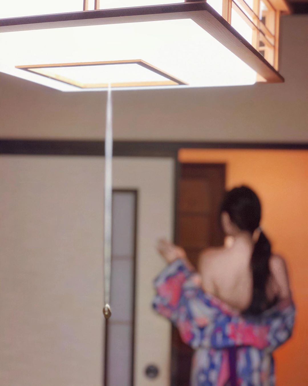 酥胸甜心「Iris霍萱」遊日本不忘曬奶！化身「巨乳版神隱少女」和服藏不住深邃八字奶溝
