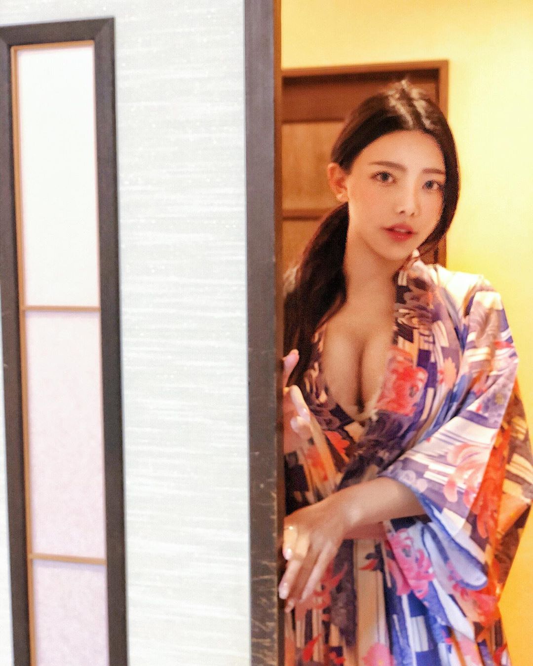 酥胸甜心「Iris霍萱」遊日本不忘曬奶！化身「巨乳版神隱少女」和服藏不住深邃八字奶溝