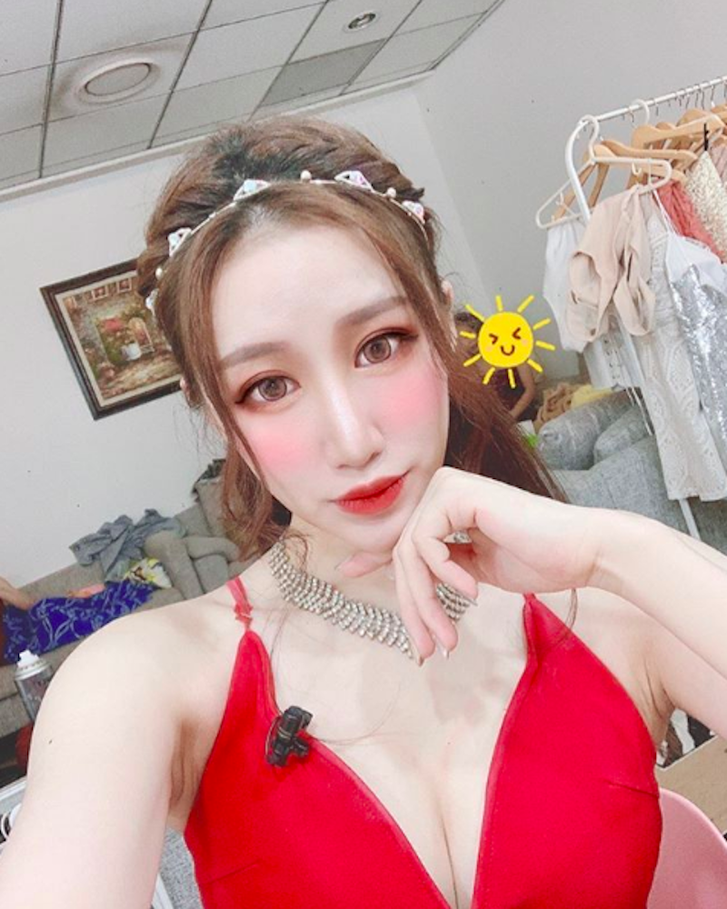性感荷官在線發牌～美胸兔女郎「孔祥懷」火辣發牌，讓人為了她想賭一把大的！