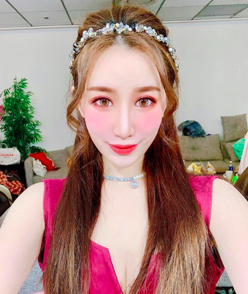 性感荷官在線發牌～美胸兔女郎「孔祥懷」火辣發牌，讓人為了她想賭一把大的！