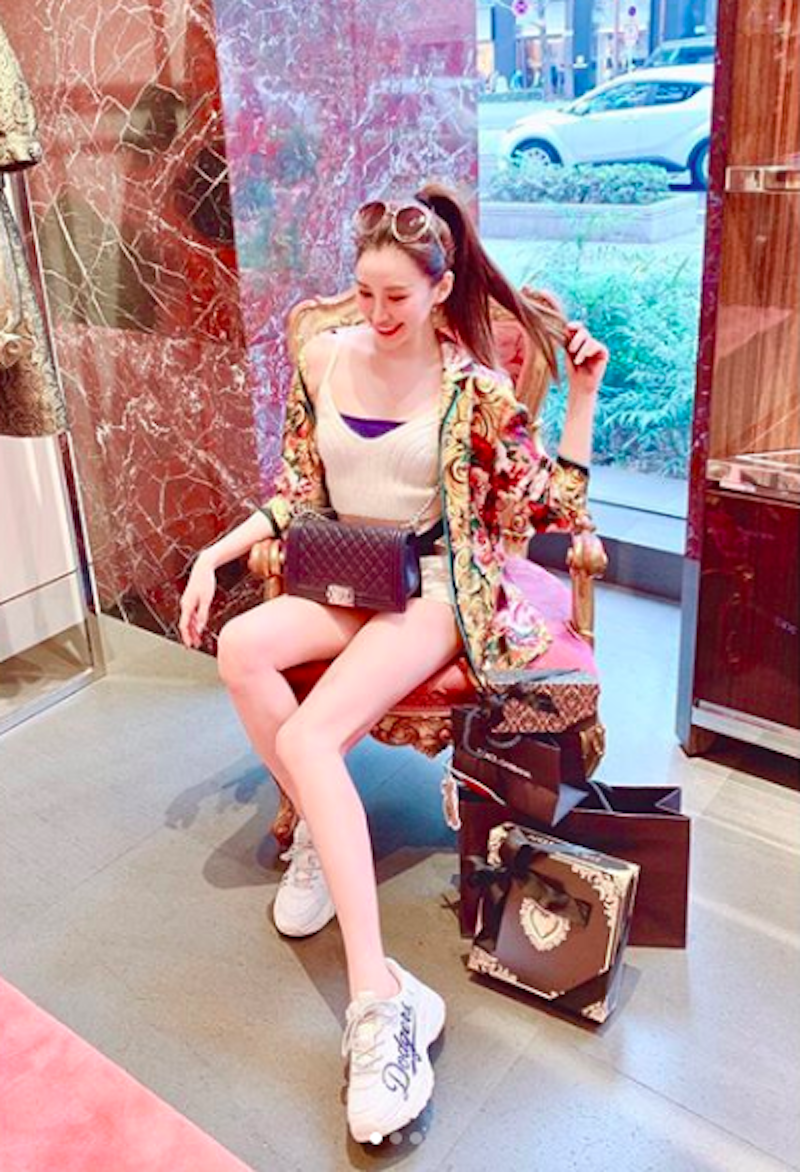 性感荷官在線發牌～美胸兔女郎「孔祥懷」火辣發牌，讓人為了她想賭一把大的！