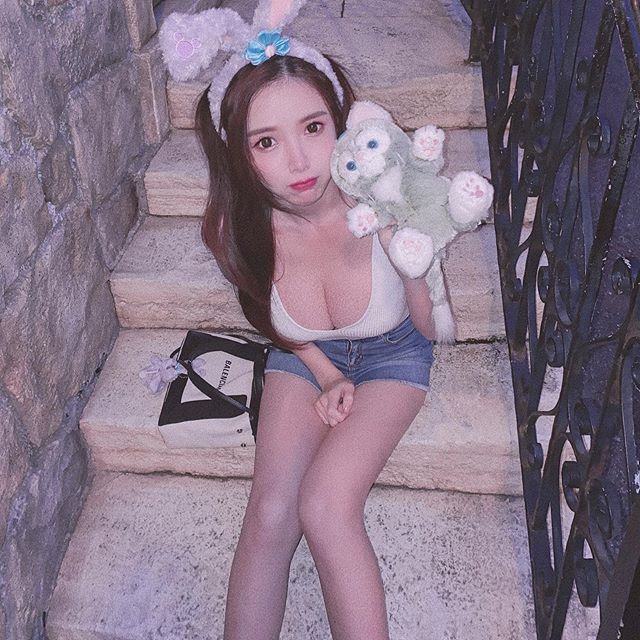 DJ AMBER NA藍星蕾  胸猛奶炸出搭配完美五官太逆天 - 美女圖 -