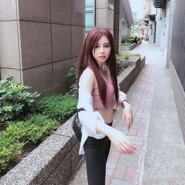 May Ng吳翠媚  「白嫩長輩滑出來」逆天胸腰比看呆了 - 美女圖 -