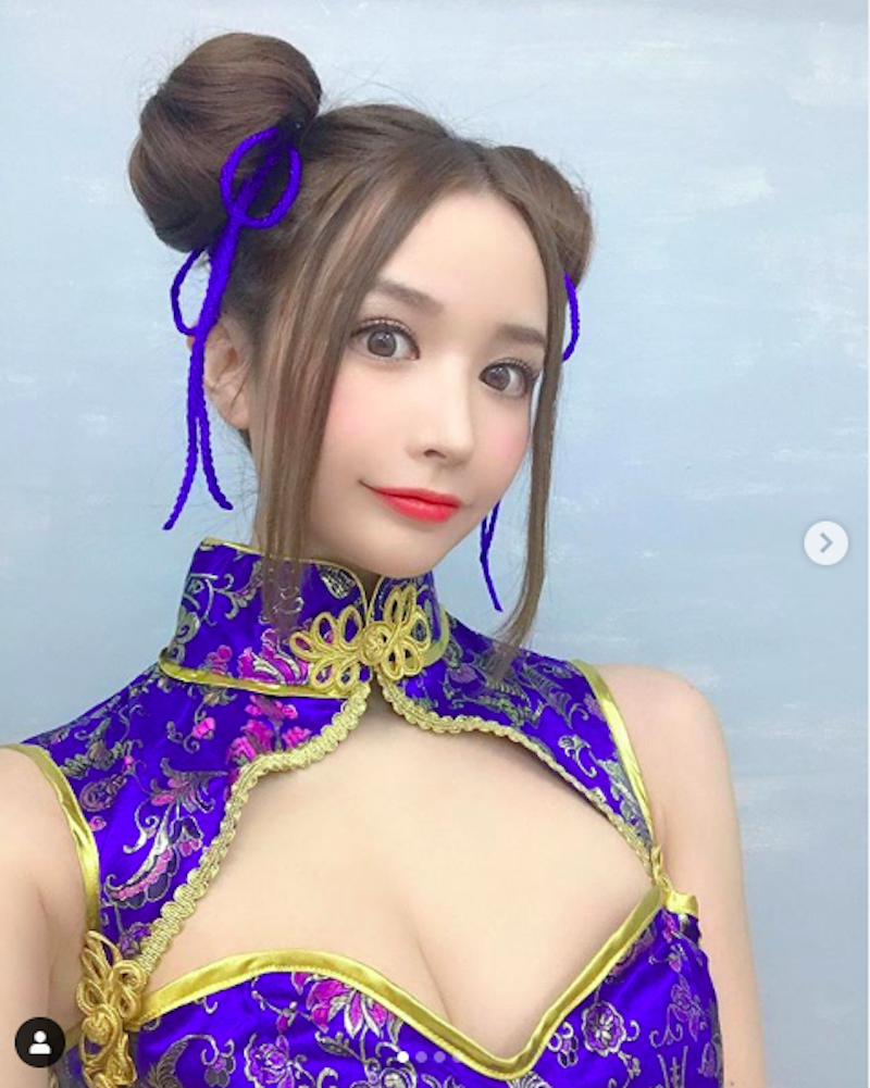 Gcup威力兇猛！甜美櫻花妹「衣世 IYO」丸子頭高衩旗袍，神奇曲線工口度滿分！