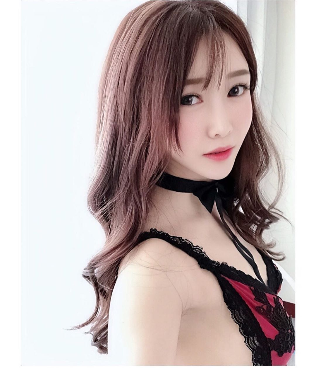 滿滿咖啡因！甜美正妹「艾薇兒Elvira」坦胸曬美乳吐煩惱，殊不知男人才是最慘受害者！