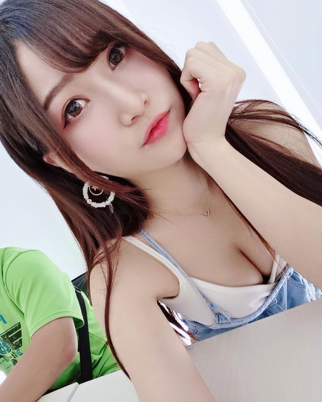 想泡牛奶浴！人氣質播主「小筑Nina」大眼水汪笑容太迷人，連沐浴也獻裸身誠意十足！