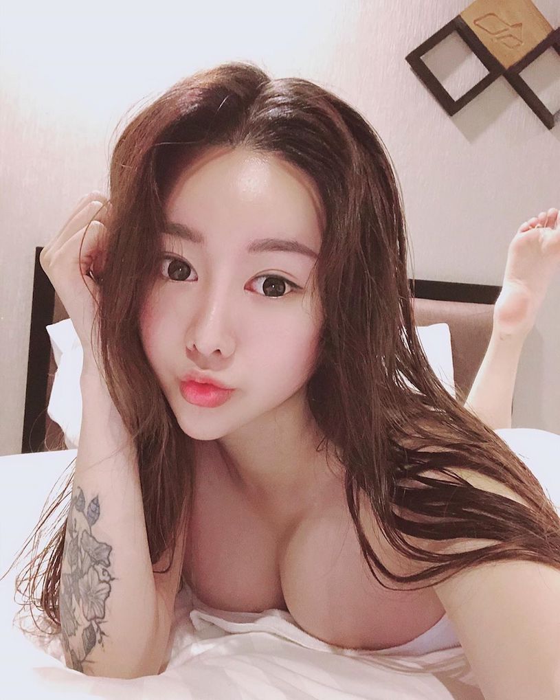 火辣妹子 IG 都是精華辣照，袒露巨乳給你看好看滿！