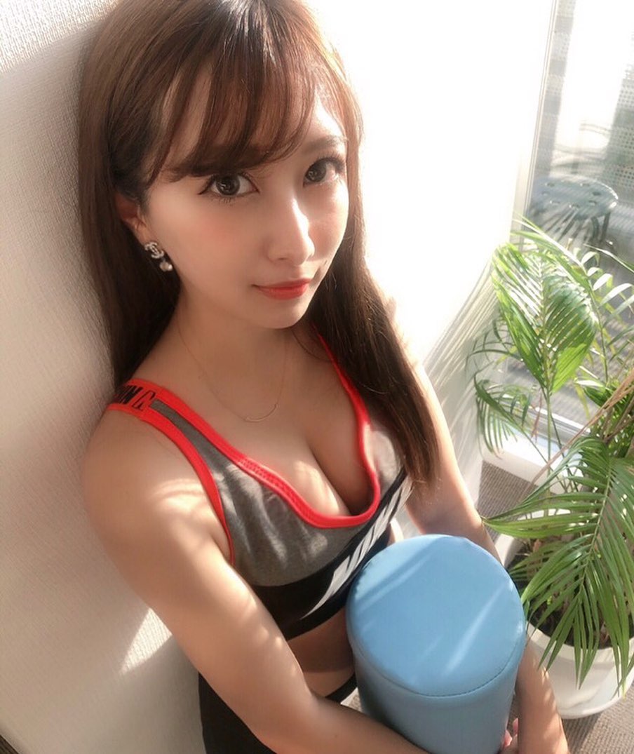 酒量超好的爆乳櫻花妹erina，度假時狂曬「養眼深溝」！