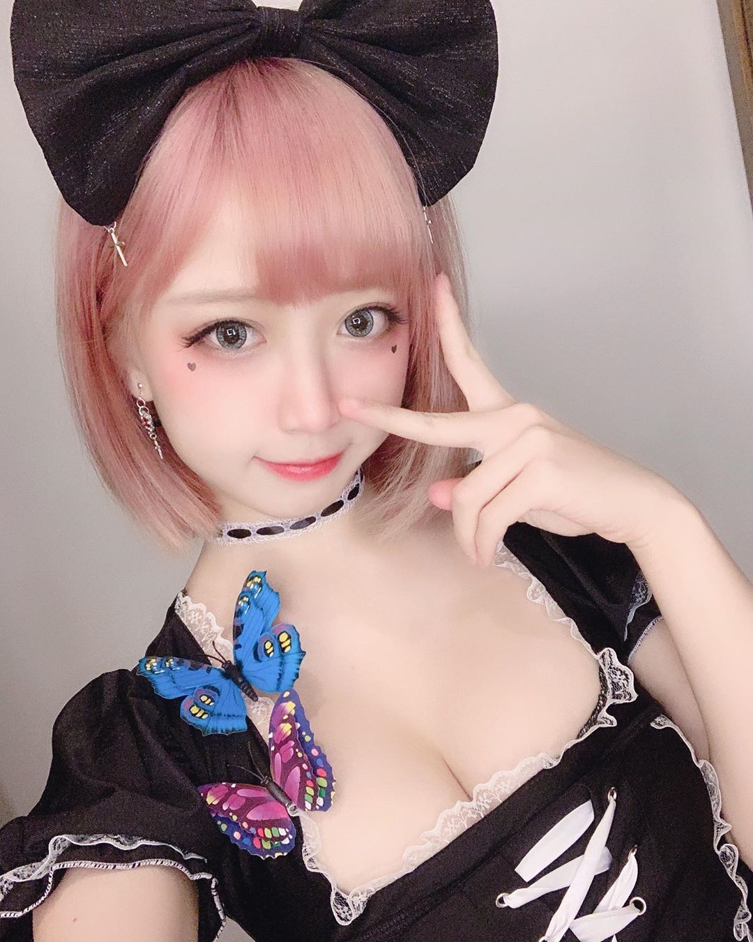 童顏巨乳經典款！超萌Coser「Yumi」獻出紫色蕾絲新睡衣，爆出白嫩雪乳讓男人搶著共眠！