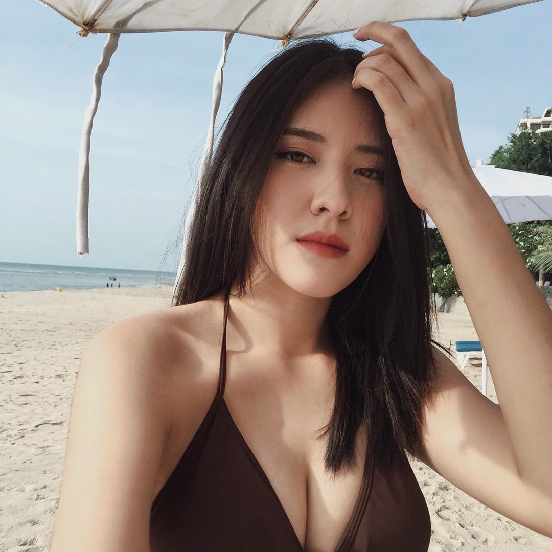 大秀魔鬼身材無法擋 飽滿碗公奶彈出引人遐想 - 亞洲美女 -