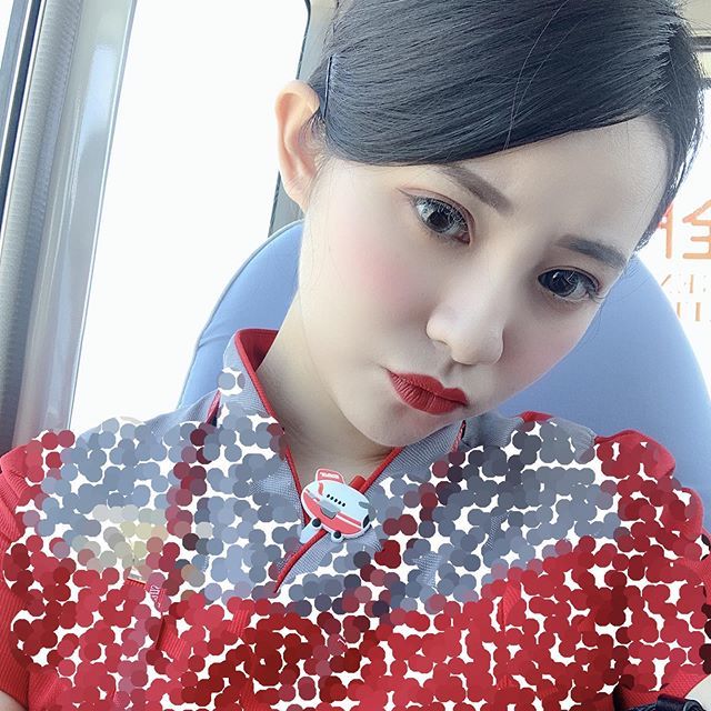 遠東最巨空姐曝光！極品姊姊被硬脫制服...感性道別「胸前沈甸甸」不科學身材：網全暴動 - 美女圖 -