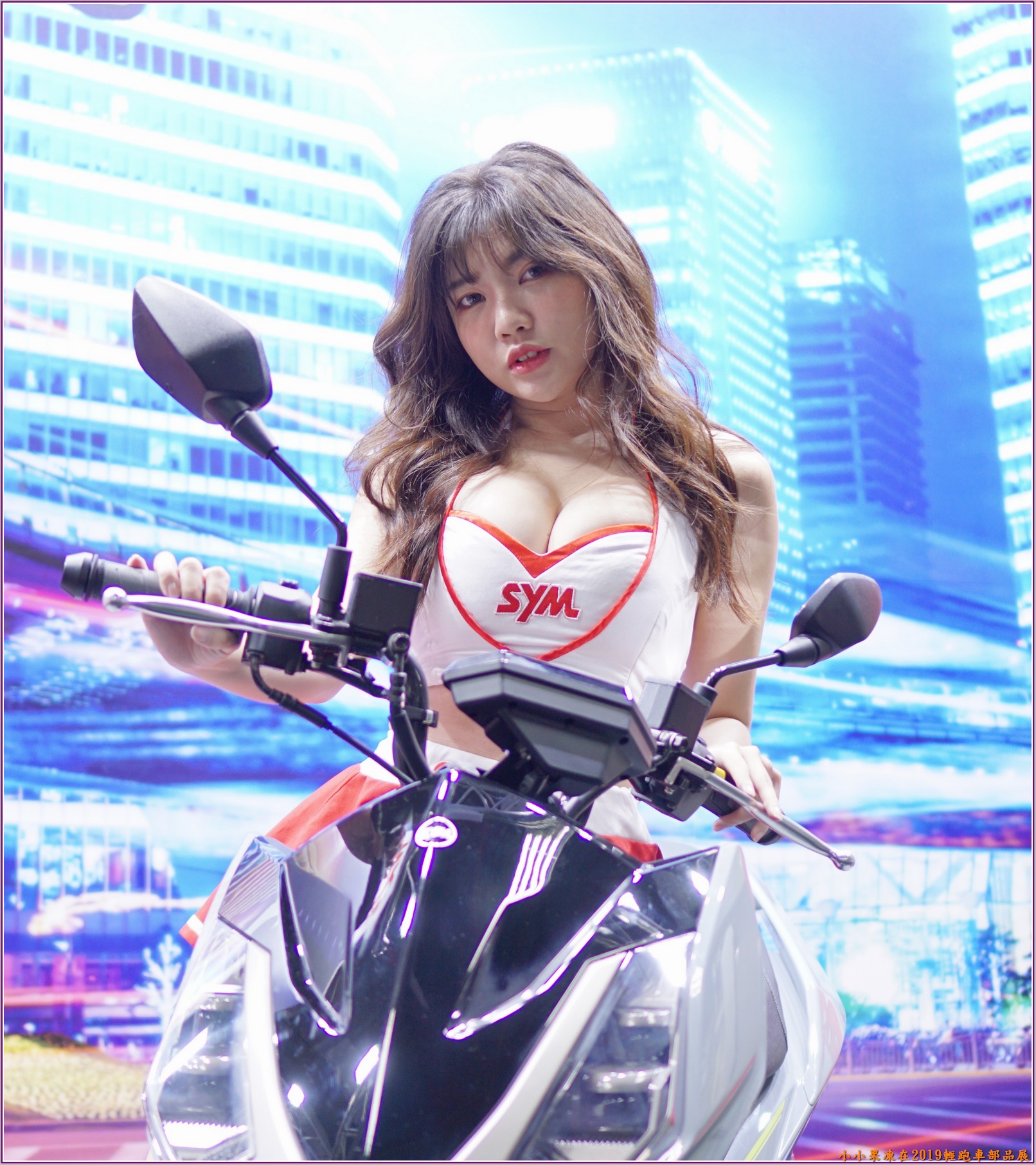熱熱熱!!! 2019輕跑車部品展,眾車妹燈燈登場!! - 美女圖 -
