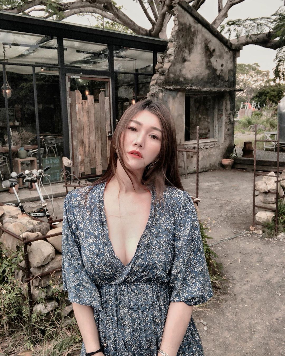 高質感花藝闆娘！「艾琳Irene H」無暇美臉高雅又冷豔，袒露雪嫩美乳讓畫面雋永無比！