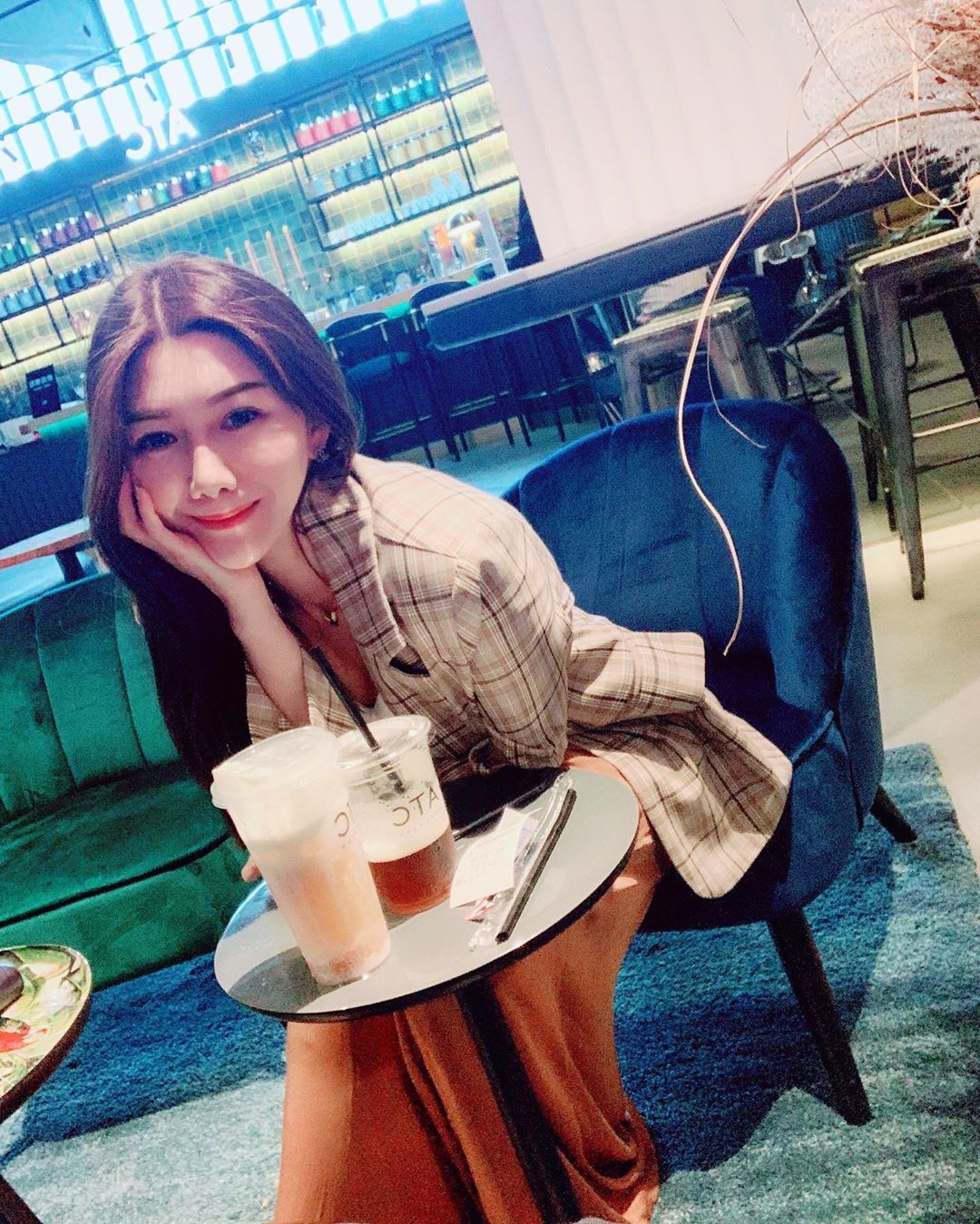 高質感花藝闆娘！「艾琳Irene H」無暇美臉高雅又冷豔，袒露雪嫩美乳讓畫面雋永無比！
