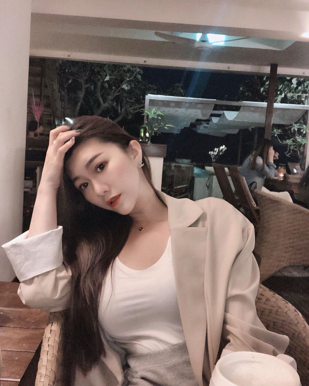 高質感花藝闆娘！「艾琳Irene H」無暇美臉高雅又冷豔，袒露雪嫩美乳讓畫面雋永無比！