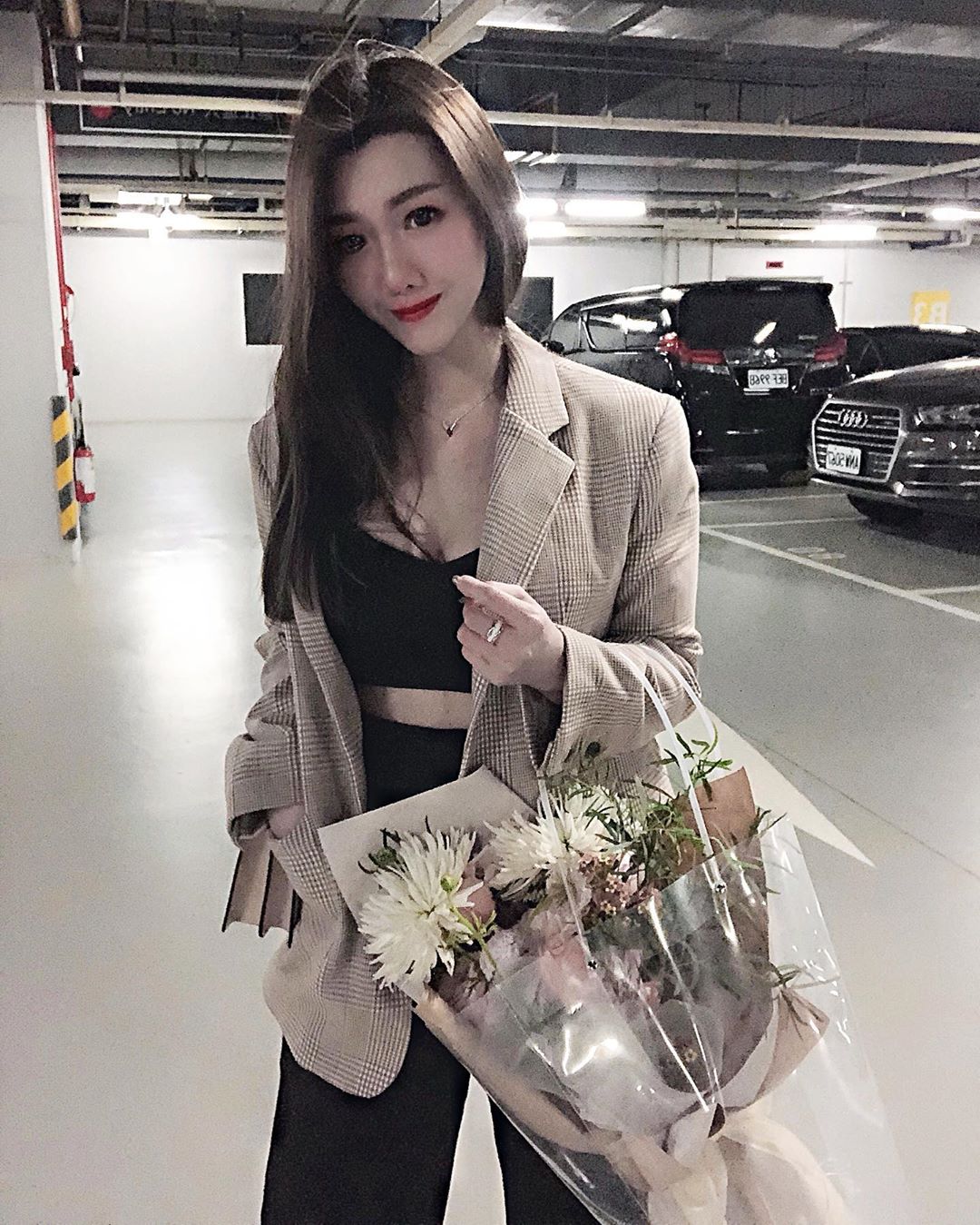 高質感花藝闆娘！「艾琳Irene H」無暇美臉高雅又冷豔，袒露雪嫩美乳讓畫面雋永無比！