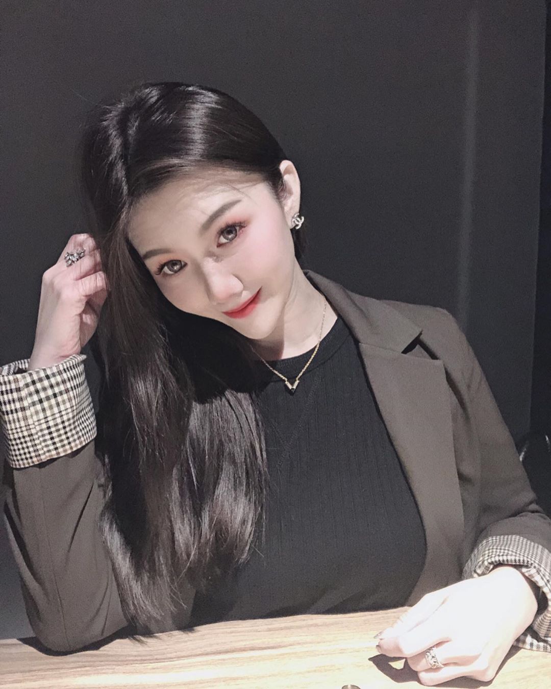 高質感花藝闆娘！「艾琳Irene H」無暇美臉高雅又冷豔，袒露雪嫩美乳讓畫面雋永無比！