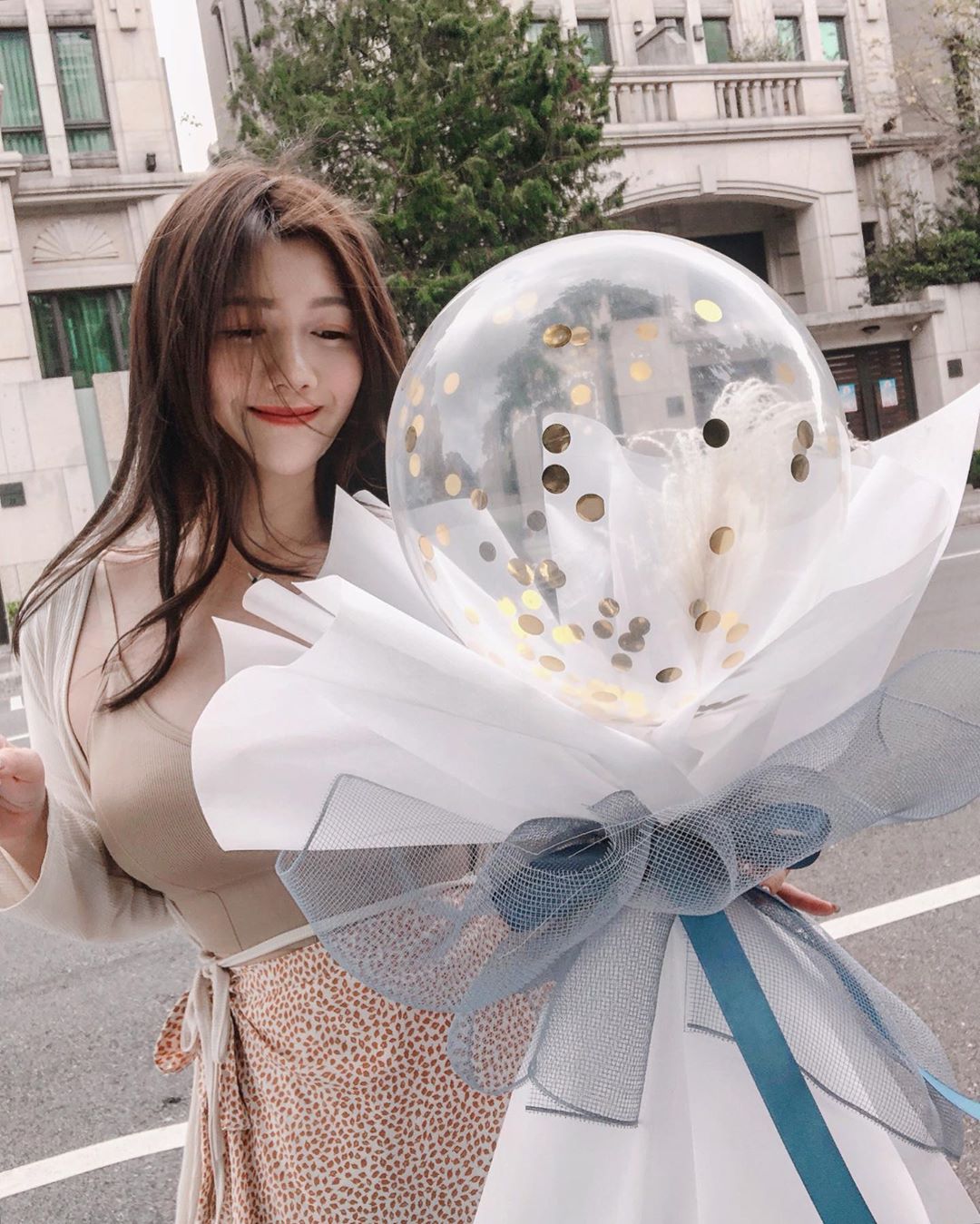 高質感花藝闆娘！「艾琳Irene H」無暇美臉高雅又冷豔，袒露雪嫩美乳讓畫面雋永無比！