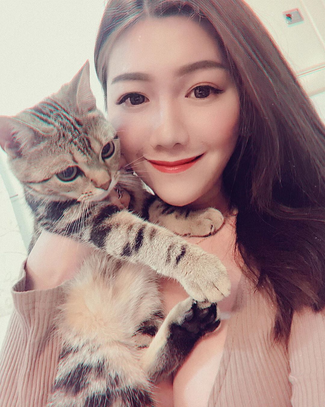 高質感花藝闆娘！「艾琳Irene H」無暇美臉高雅又冷豔，袒露雪嫩美乳讓畫面雋永無比！