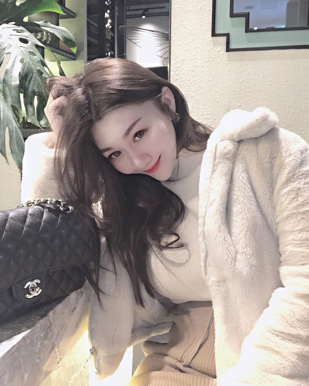 高質感花藝闆娘！「艾琳Irene H」無暇美臉高雅又冷豔，袒露雪嫩美乳讓畫面雋永無比！