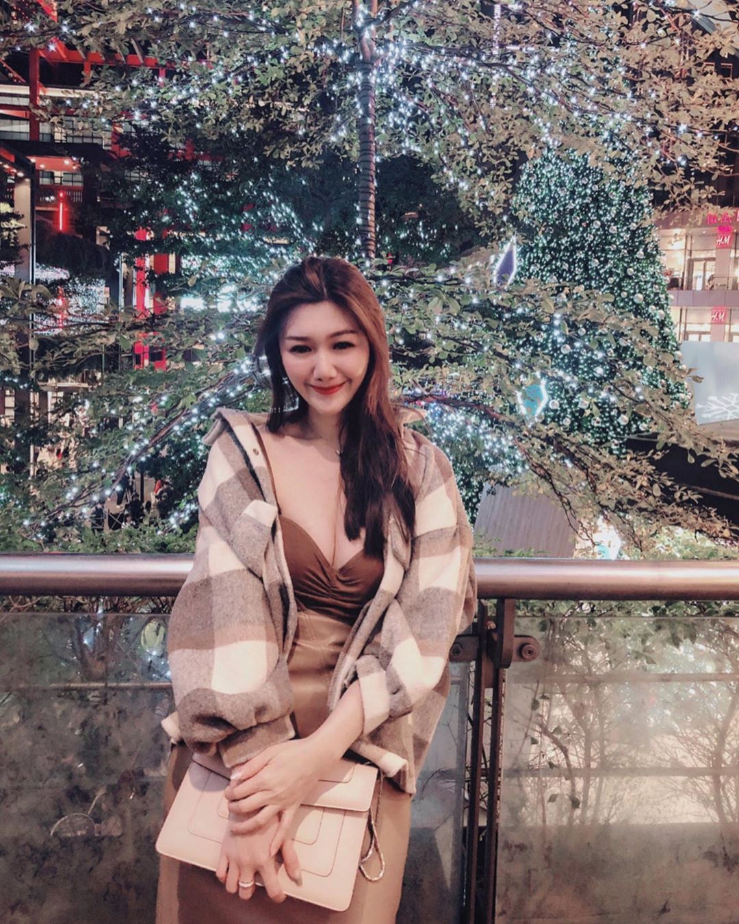 高質感花藝闆娘！「艾琳Irene H」無暇美臉高雅又冷豔，袒露雪嫩美乳讓畫面雋永無比！