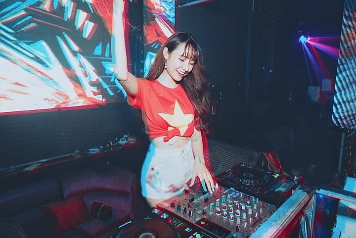 球賽驚見甜笑天菜妹引肉搜暴動！本尊竟是爆乳DJ「Jenny Yến」前凸後翹身材火力突破天際