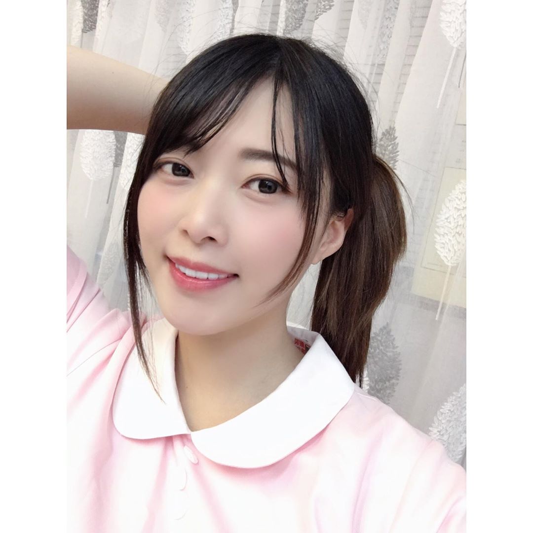 深藏不露！甜美芳療師「Rainy」低胸袒出超深長陰影，鮮嫩美乳比手中冰品還可口！