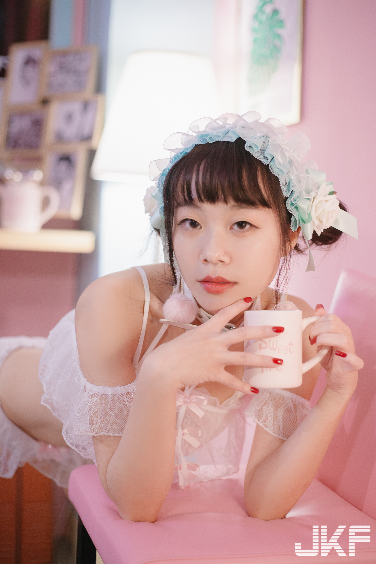 氣質妹紙「白白」身穿極小比基尼與寬丁，大膽露出在白色聖誕趴！