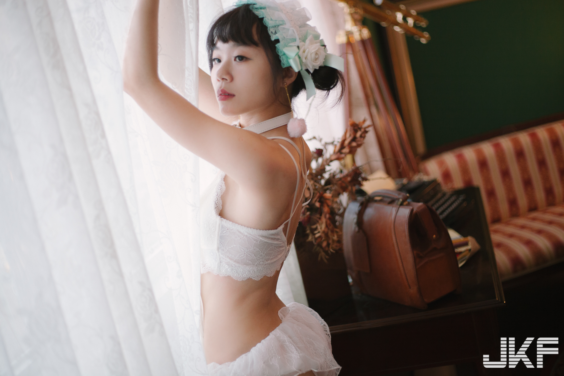 氣質妹紙「白白」身穿極小比基尼與寬丁，大膽露出在白色聖誕趴！