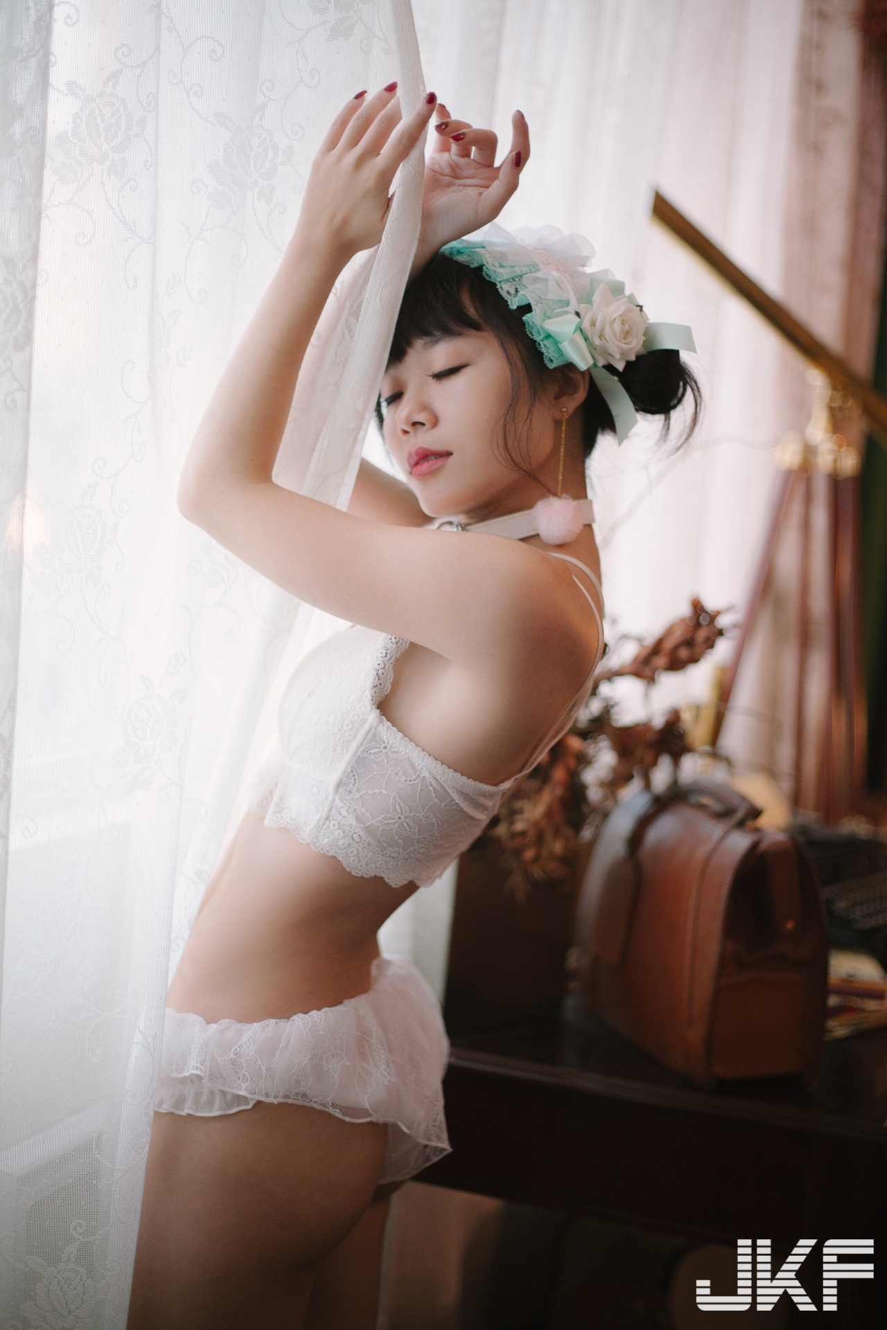 氣質妹紙「白白」身穿極小比基尼與寬丁，大膽露出在白色聖誕趴！