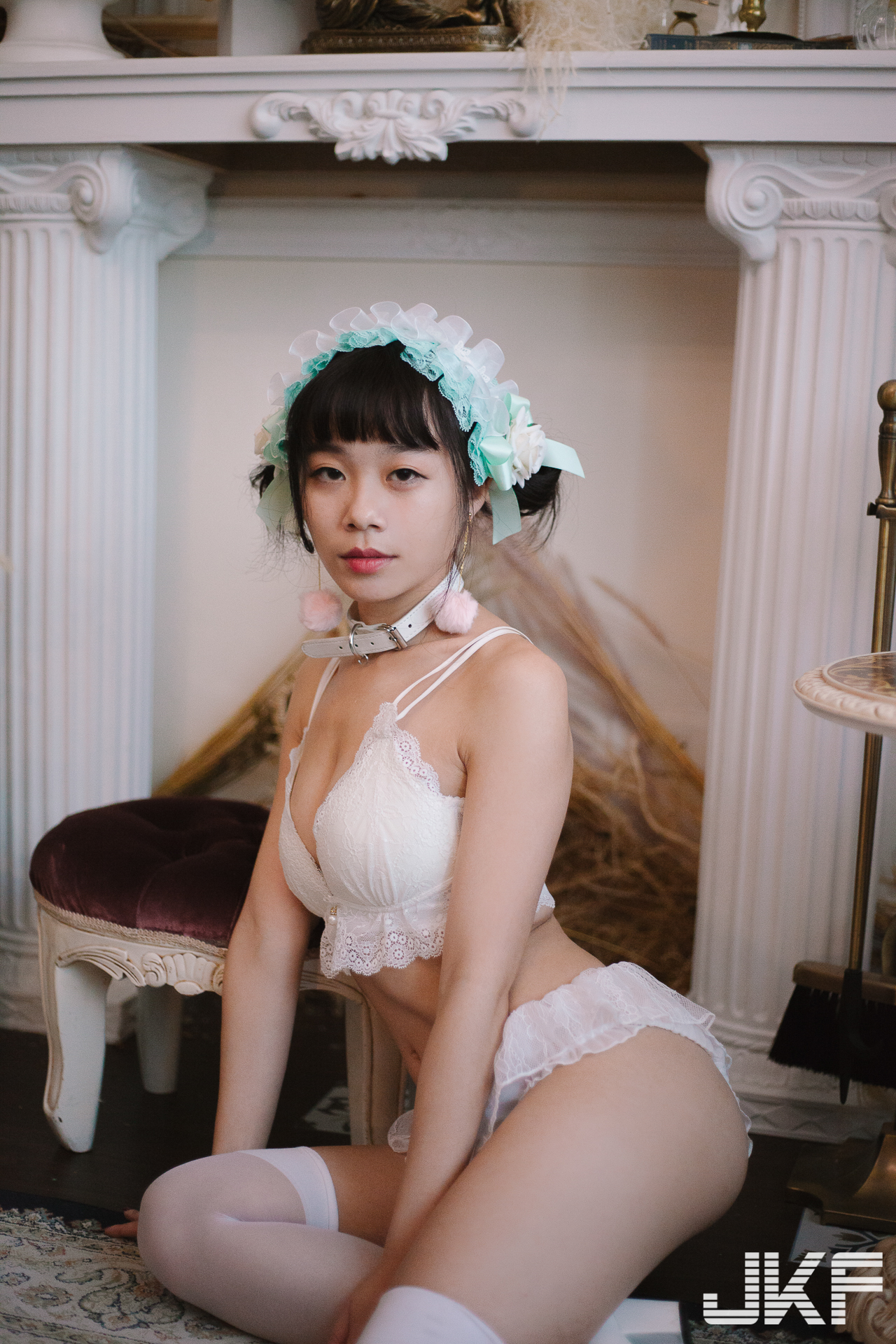 氣質妹紙「白白」身穿極小比基尼與寬丁，大膽露出在白色聖誕趴！