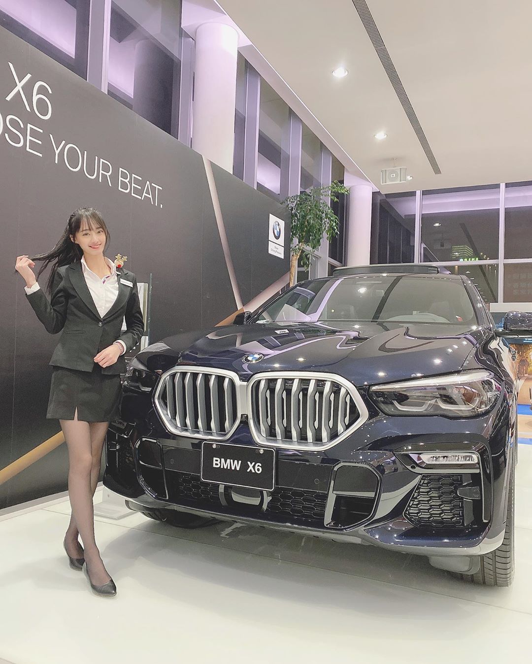 超優質汽車業務「琳仔」9頭身身材比例超不科學　辣伸「黑絲美腿」把人電翻