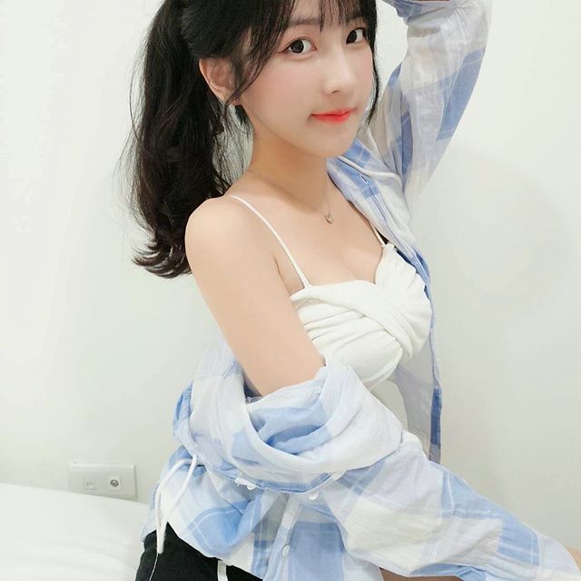依梨  清純模樣下有著超有料的身體引人羨慕  網友看了暴動 - 美女圖 -