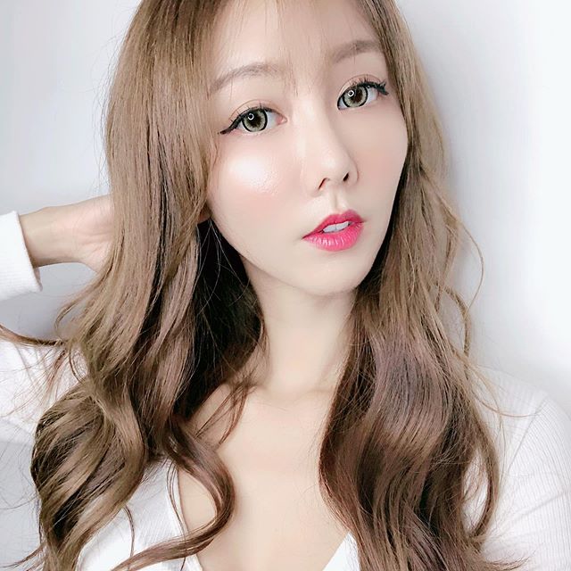 Milly Yang楊楊   大眼甜笑現迷人酒窩搭配細長美腿 - 美女圖 -