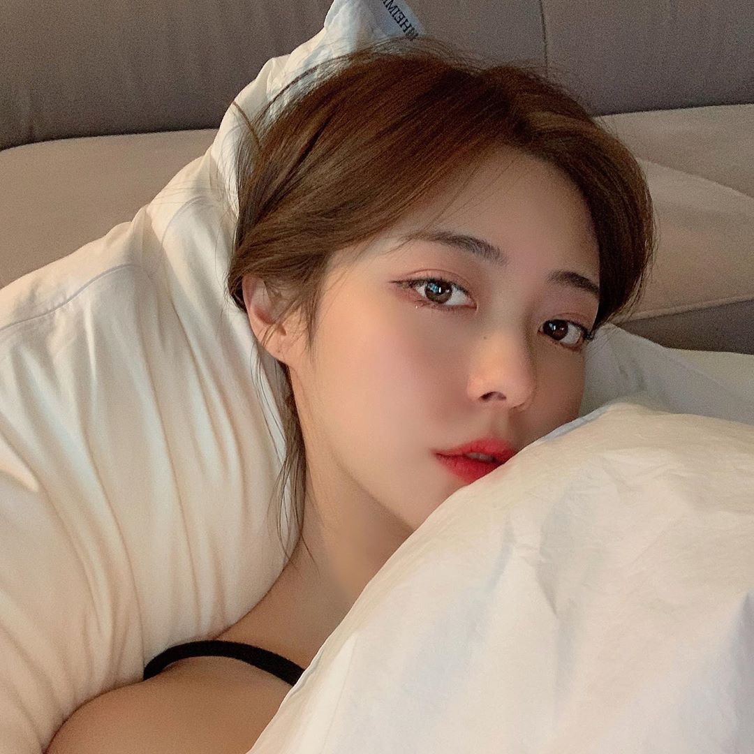 明亮大眼吸睛全場注意 誘人美肩瞬間引起暴動 - 亞洲美女 -