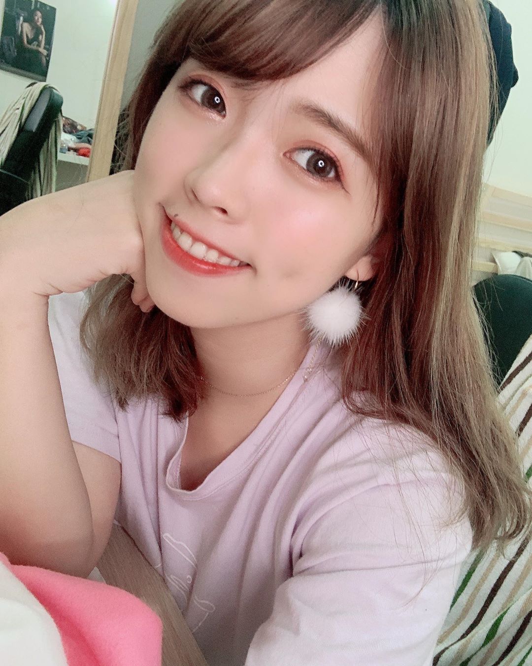 甜美工程師「溫妮Winniy」軟嫩雪乳放桌緣對抗地心引力，男粉只把兩顆整碗捧走！