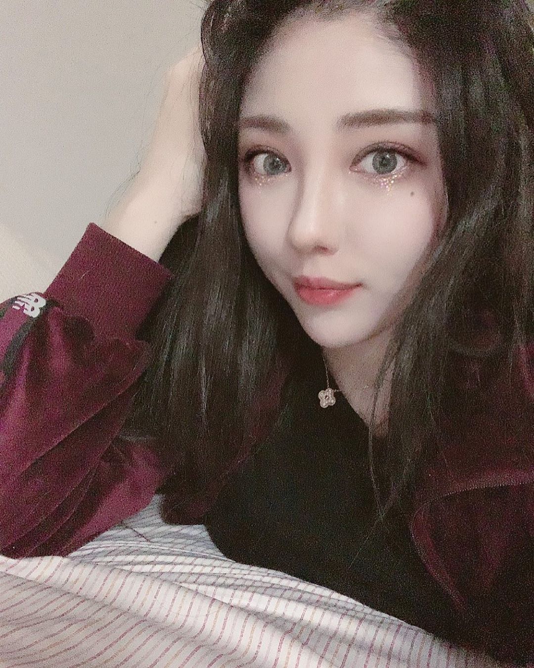 冰雪美肌直播主「지삐」火辣熱舞，蕾絲女僕裝「低胸爆乳」想跟她一起搖！