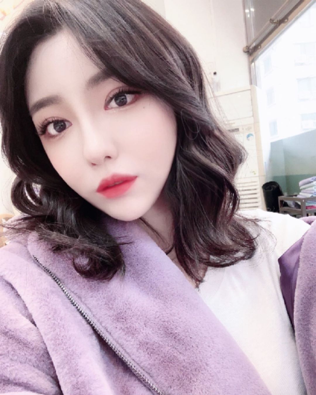 冰雪美肌直播主「지삐」火辣熱舞，蕾絲女僕裝「低胸爆乳」想跟她一起搖！