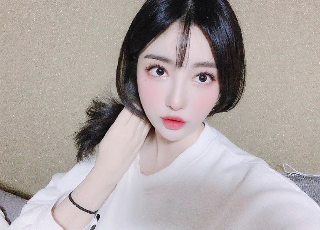 冰雪美肌直播主「지삐」火辣熱舞，蕾絲女僕裝「低胸爆乳」想跟她一起搖！