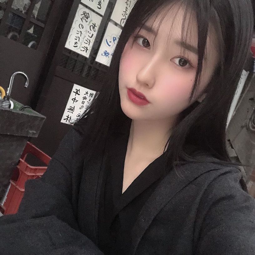 18歲冷豔正妹「白嫩胴體」好誘人，高冷氛圍讓人特別想接近！