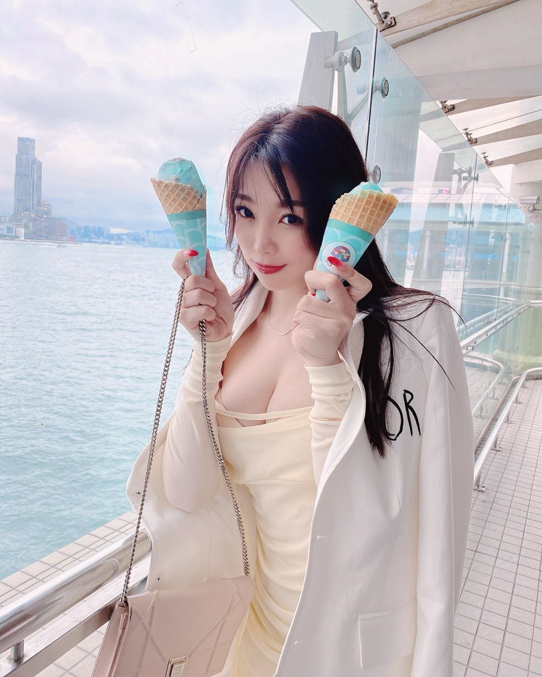 「白色巨乳」寫真麻豆福利多多，日常露奶秀「多汁蜜桃臀」收攬人心！
