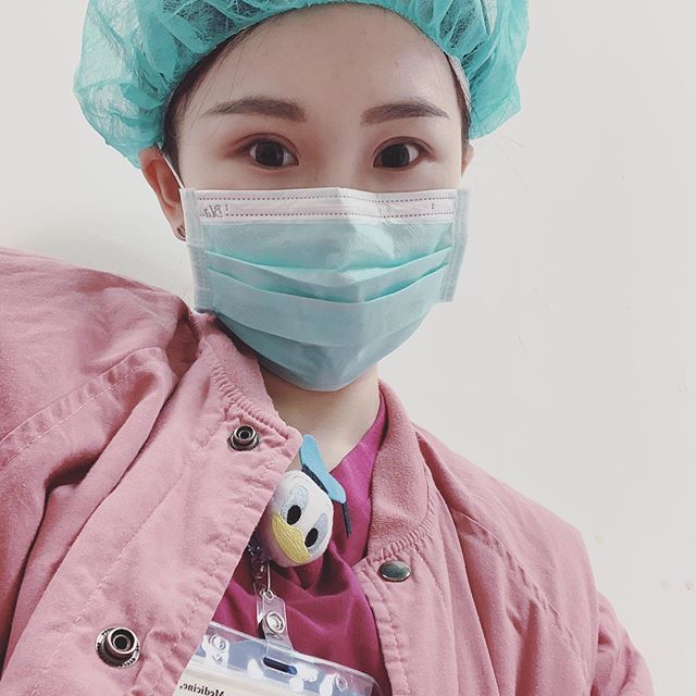 想生病被照顧！加護房藏巨凶器...護理師袍下藏大肉彈「飽滿32D沈甸甸」原來私下這麼歐派 - 美女圖 -