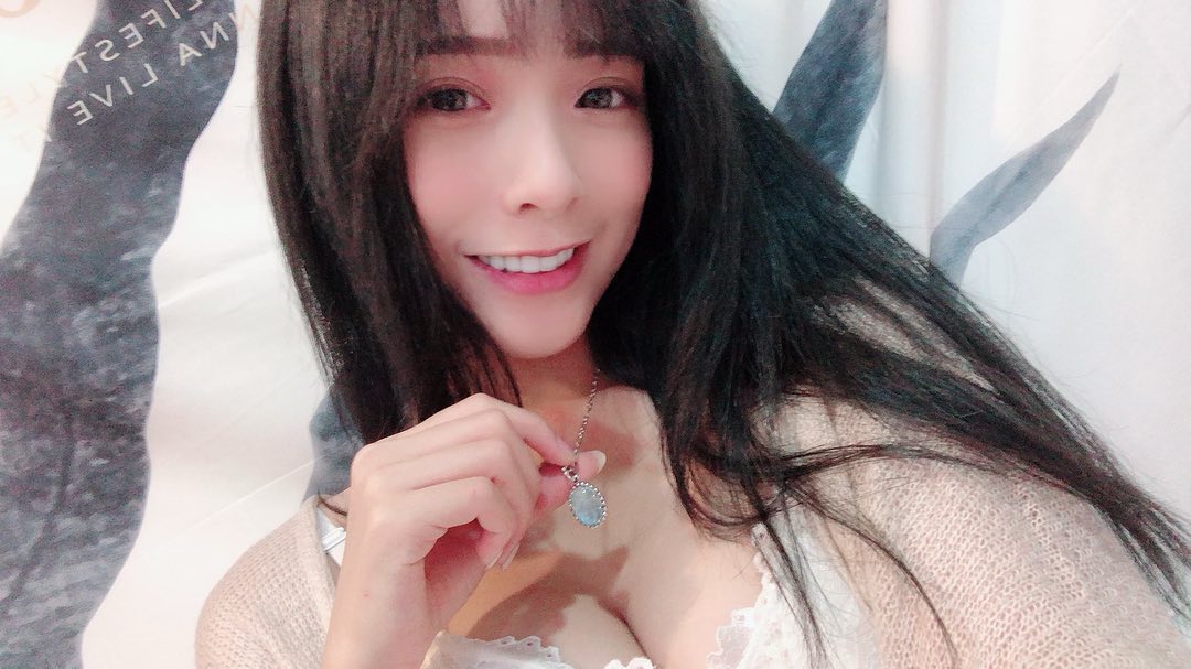 這個「車頭燈」真的有閃亮亮！台中金髮爆乳妹子，小背心包不住的「E奶」快倒出來