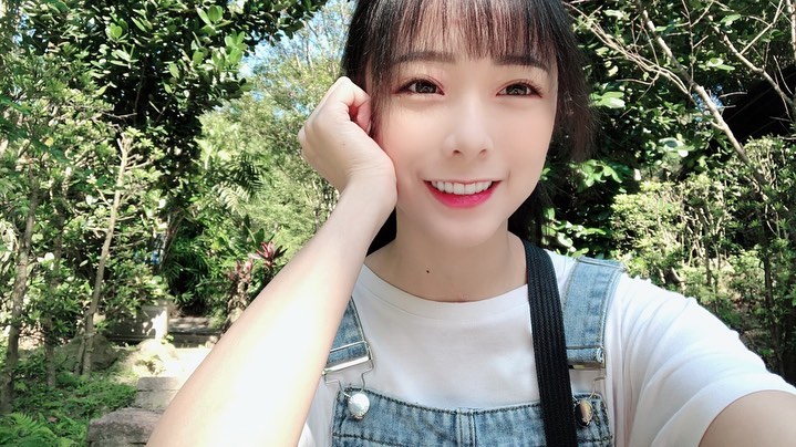 這個「車頭燈」真的有閃亮亮！台中金髮爆乳妹子，小背心包不住的「E奶」快倒出來