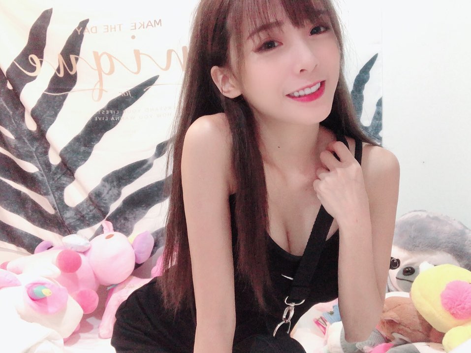 這個「車頭燈」真的有閃亮亮！台中金髮爆乳妹子，小背心包不住的「E奶」快倒出來
