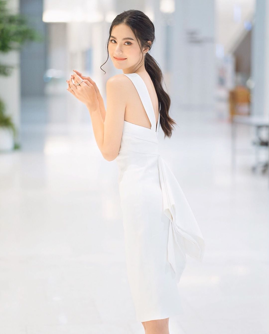 黃金比例天然身形 飄逸長髮誘人長腿駛網友躁動 - 亞洲美女 -