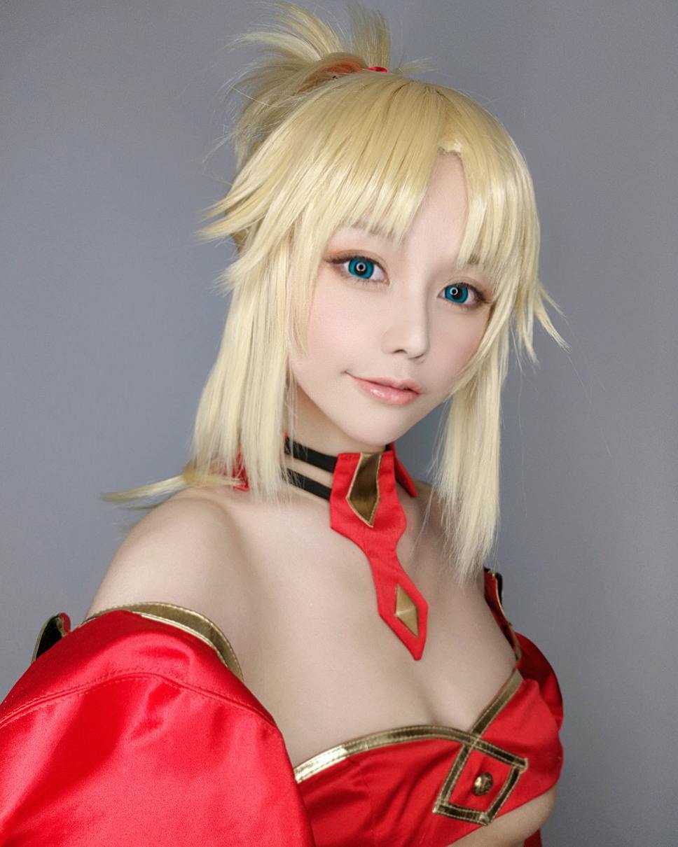 這款醫生誰頂得住！「白嫩巨乳蘿莉」cosplay好迷人，「超飽滿」曲線要你乖乖就範